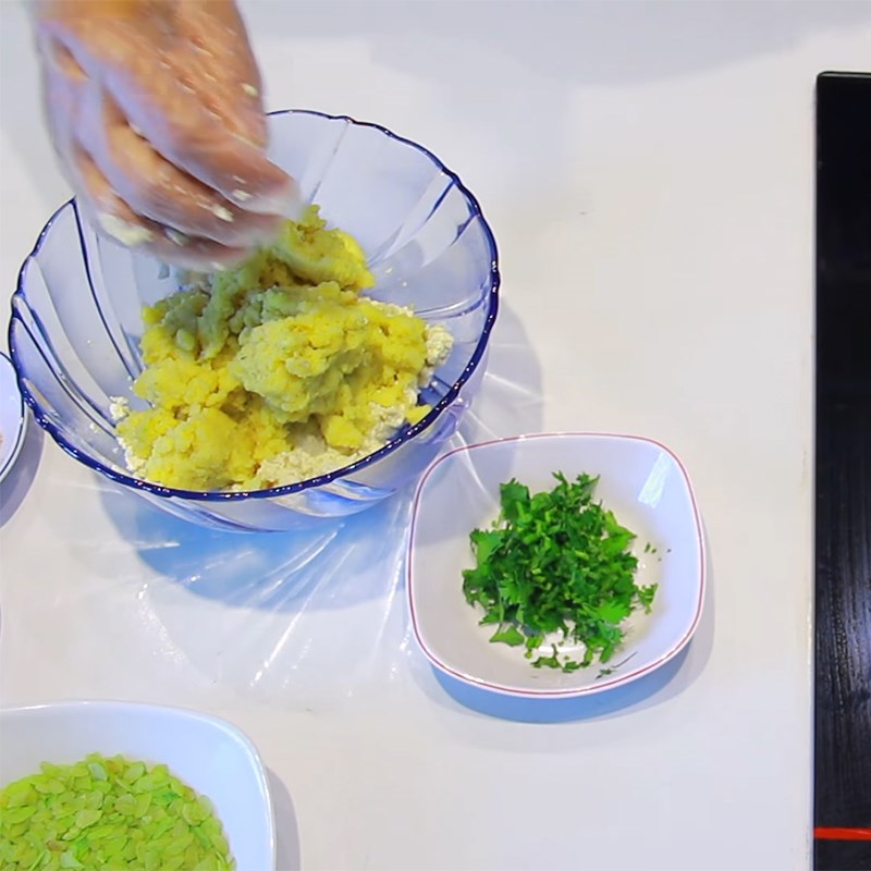 Bước 2 Trộn hỗn hợp cốm dẹp Chả cốm chay