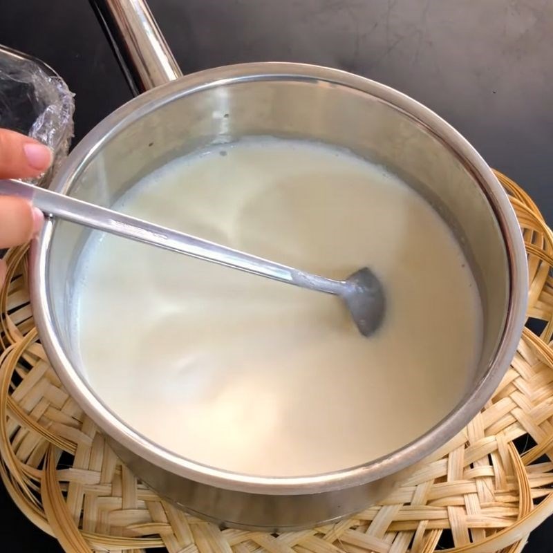 Bước 2 Trộn hỗn hợp sữa tươi, sữa đặc, bột gelatine Sữa chua dẻo bằng gelatin bột