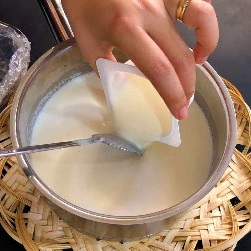 Bước 2 Trộn hỗn hợp sữa tươi, sữa đặc, bột gelatine Sữa chua dẻo bằng gelatin bột