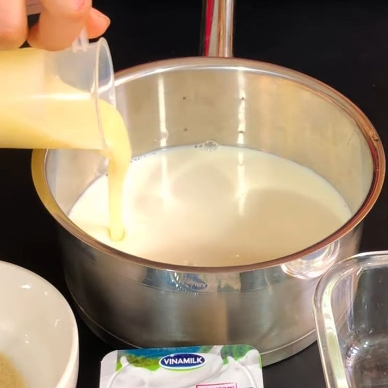 Bước 2 Trộn hỗn hợp sữa tươi, sữa đặc, bột gelatine Sữa chua dẻo bằng gelatin bột