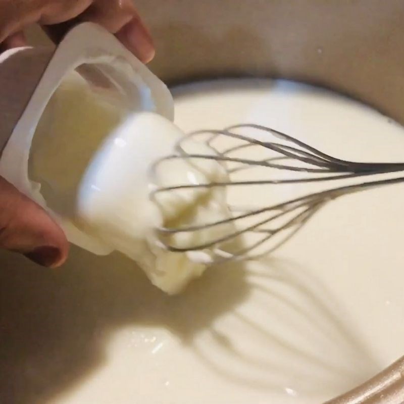 Bước 2 Trộn hỗn hợp sữa tươi sữa đặc, gelatin Sữa chua dẻo bằng gelatin lá