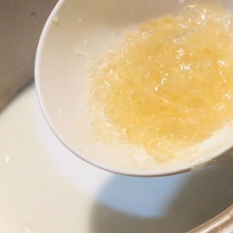 Bước 2 Trộn hỗn hợp sữa tươi sữa đặc, gelatin Sữa chua dẻo bằng gelatin lá