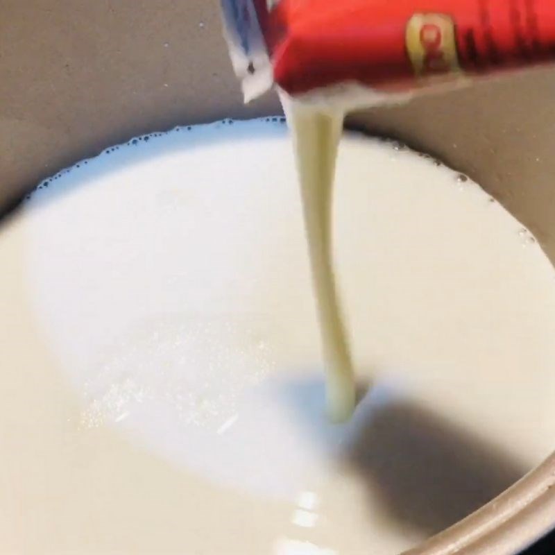 Bước 2 Trộn hỗn hợp sữa tươi sữa đặc, gelatin Sữa chua dẻo bằng gelatin lá