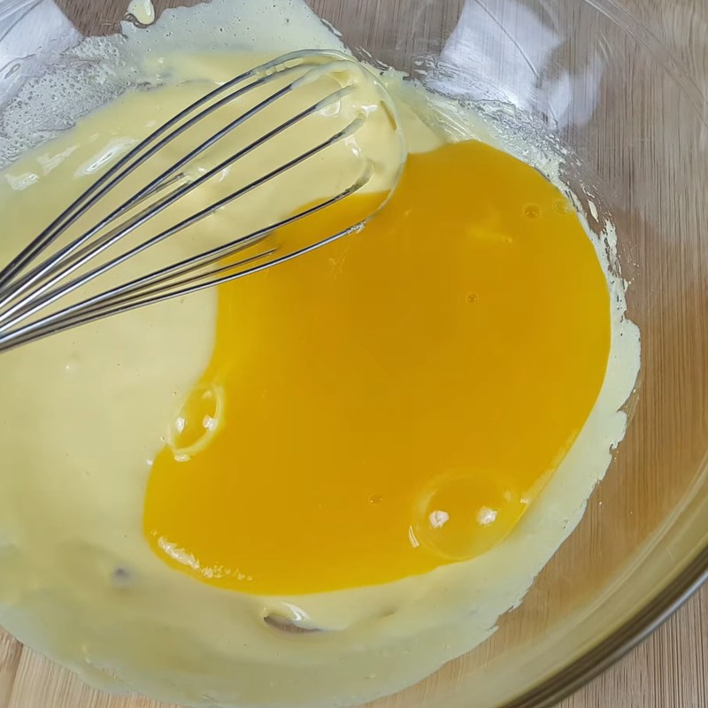 Bước 2 Trộn hỗn hợp trứng với phô mai Marcapone Bánh tiramisu xoài