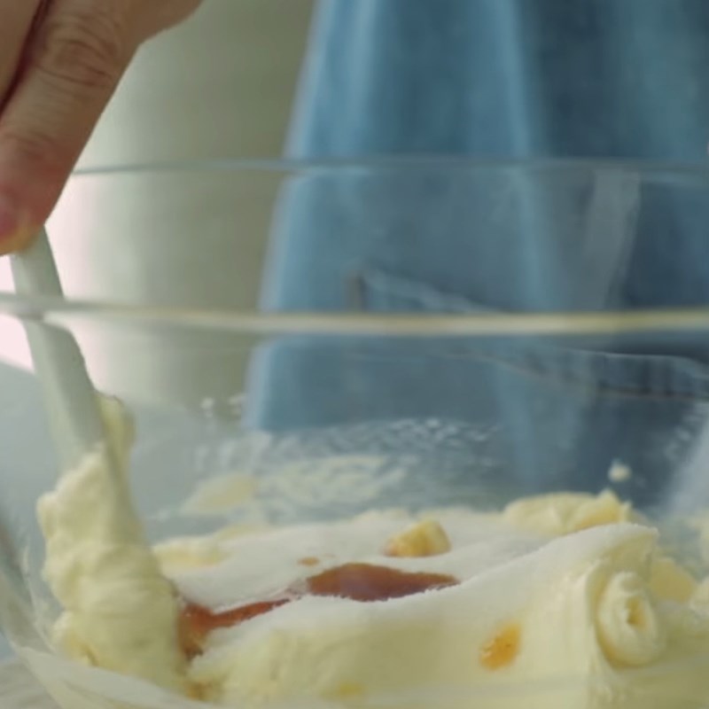 Bước 6 Trộn kem phô mai Tiramisu kẹo đường dalgona