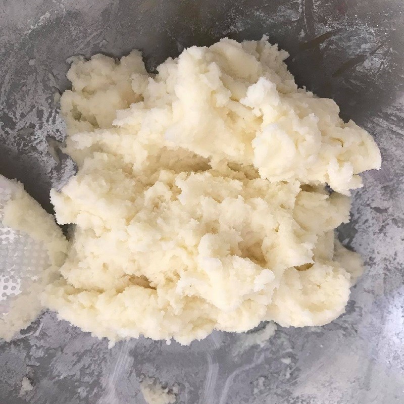 Bước 2 Trộn khoai tây với bột Bánh khoai tây chiên phồng (công thức được chia sẻ từ người dùng)