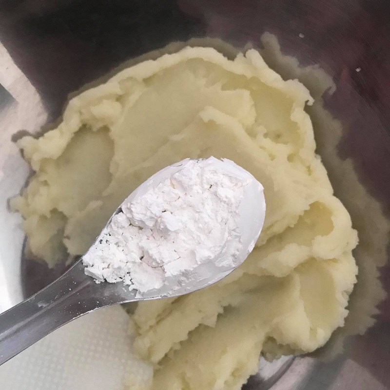 Bước 2 Trộn khoai tây với bột Bánh khoai tây chiên phồng (công thức được chia sẻ từ người dùng)