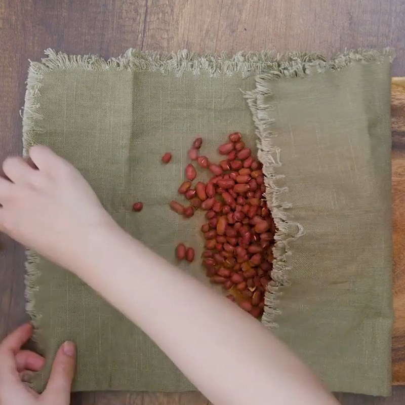 Bước 4 Trộn lạc với húng lìu và ủ Lạc rang húng lìu