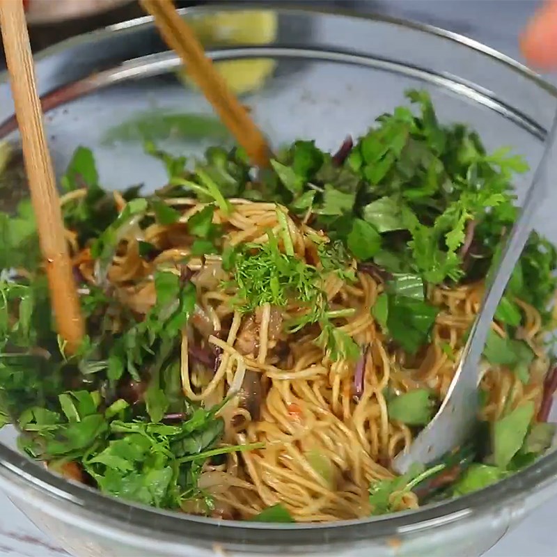 Bước 3 Trộn mì Mì trộn gân bò cay