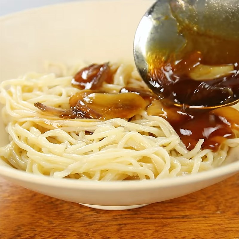 Bước 4 Trộn mì Mì trộn thịt bò cay