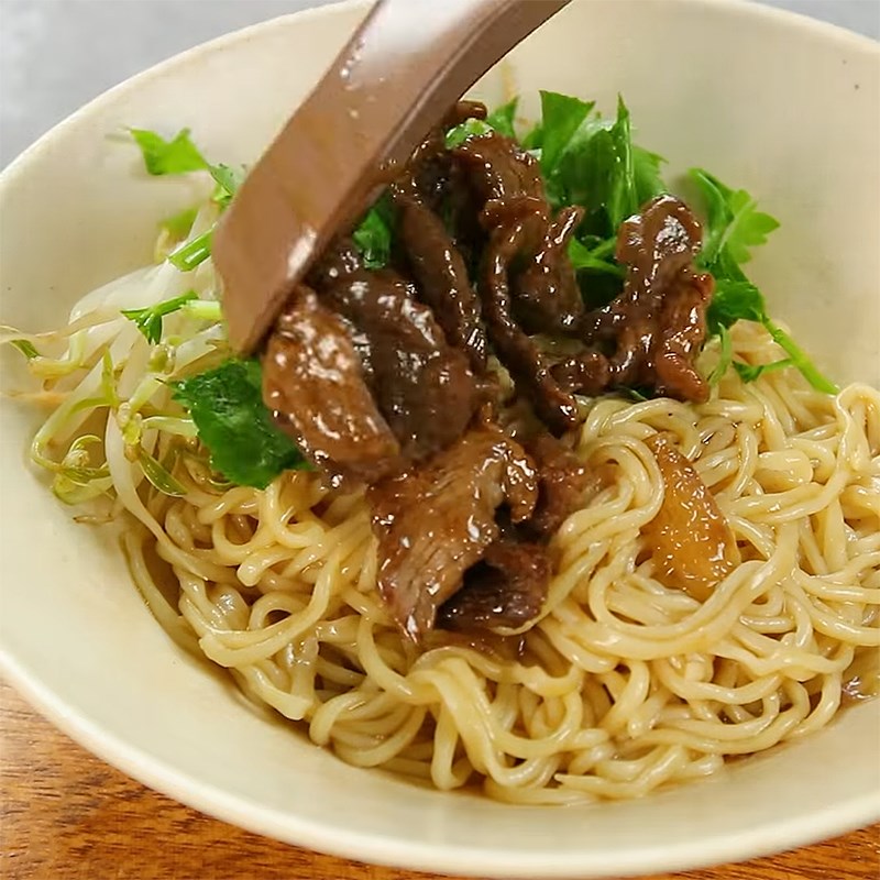 Bước 4 Trộn mì Mì trộn thịt bò cay