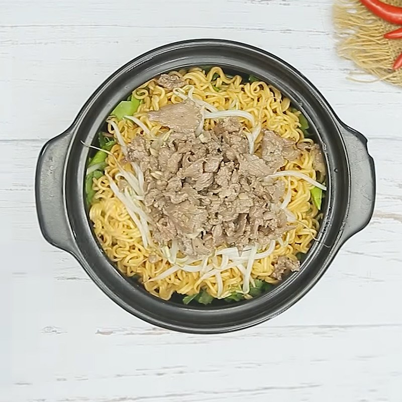 Bước 4 Trộn mì Mì trộn thịt bò chua cay