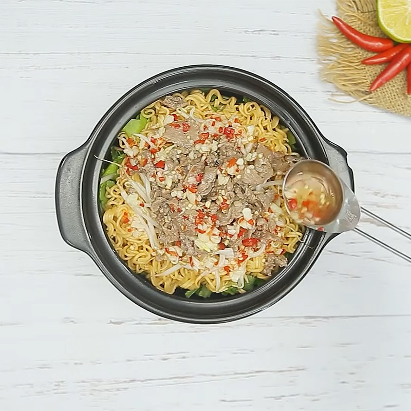 Bước 4 Trộn mì Mì trộn thịt bò chua cay