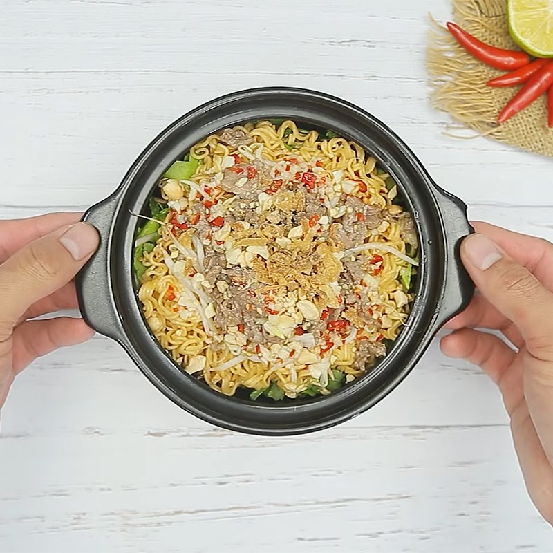 Bước 4 Trộn mì Mì trộn thịt bò chua cay