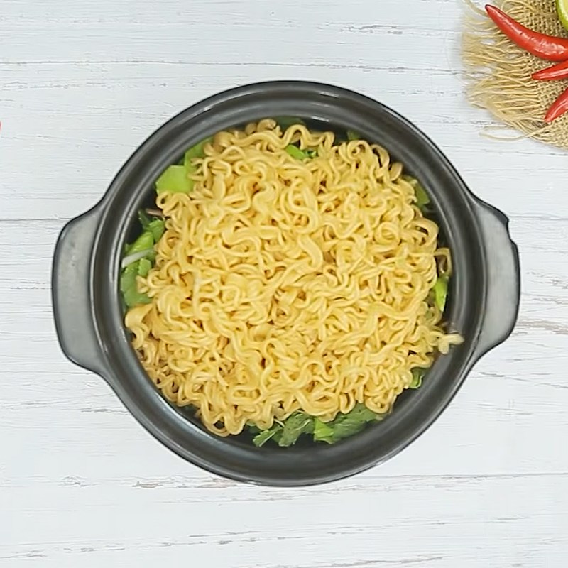Bước 4 Trộn mì Mì trộn thịt bò chua cay