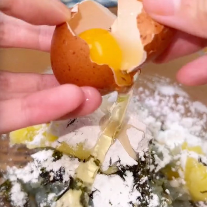 Bước 2 Trộn nguyên liệu Bánh tôm khoai tây chiên giòn (Công thức được chia sẻ bởi Tiktok Cách Nấu Ngon cùng Cách Nấu Ngon)