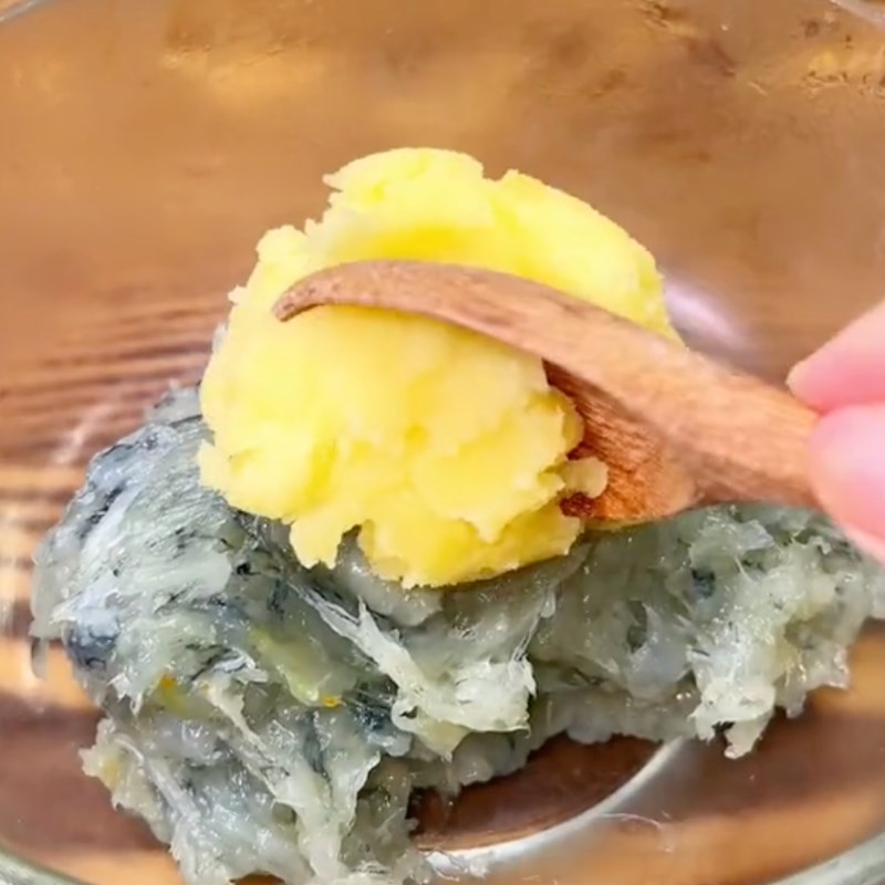 Bước 2 Trộn nguyên liệu Bánh tôm khoai tây chiên giòn (Công thức được chia sẻ bởi Tiktok Cách Nấu Ngon cùng Cách Nấu Ngon)