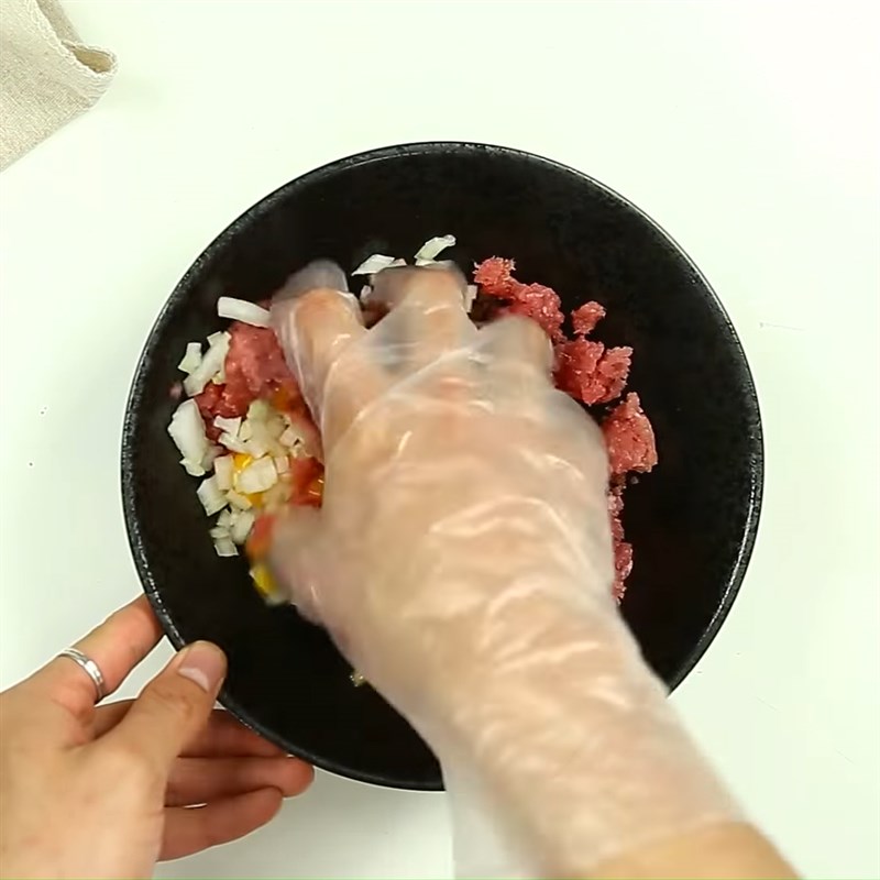 Bước 1 Trộn nhân Bò viên nướng sốt chua ngọt