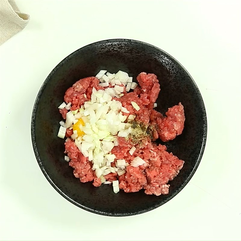 Bước 1 Trộn nhân Bò viên nướng sốt chua ngọt