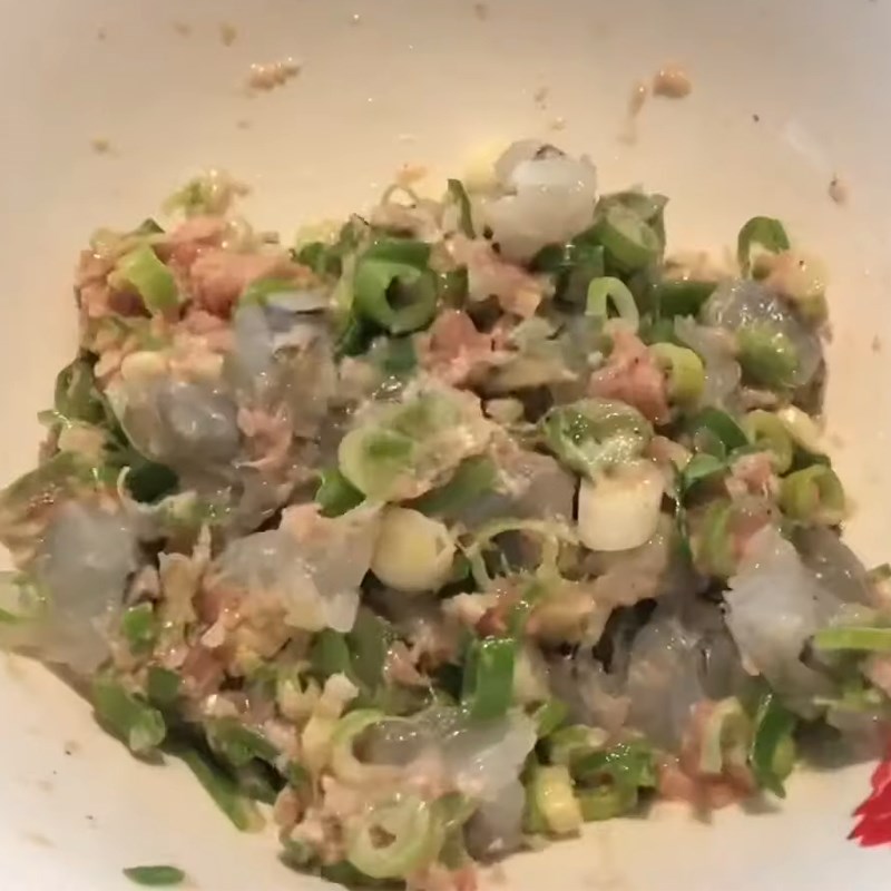 Bước 1 Trộn nhân tôm thịt Há cảo bằng bánh tráng