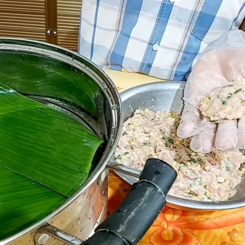 Bước 2 Trộn nhân và tạo hình Chả đậu xanh thịt viên