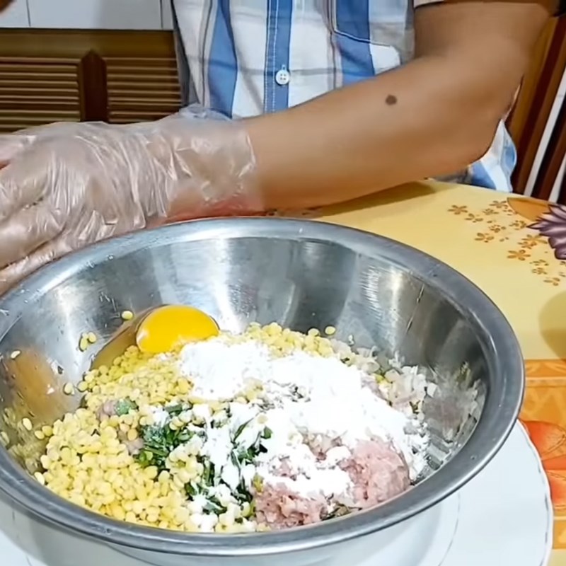 Bước 2 Trộn nhân và tạo hình Chả đậu xanh thịt viên
