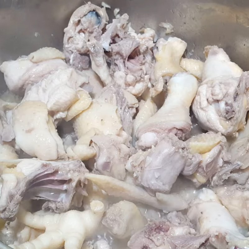 Bước 4 Xào sơ thịt gà Lẩu gà lá giang