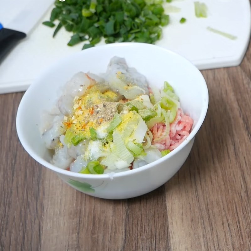 Bước 3 Trộn nhân với tôm thịt Cà tím sốt tôm thịt