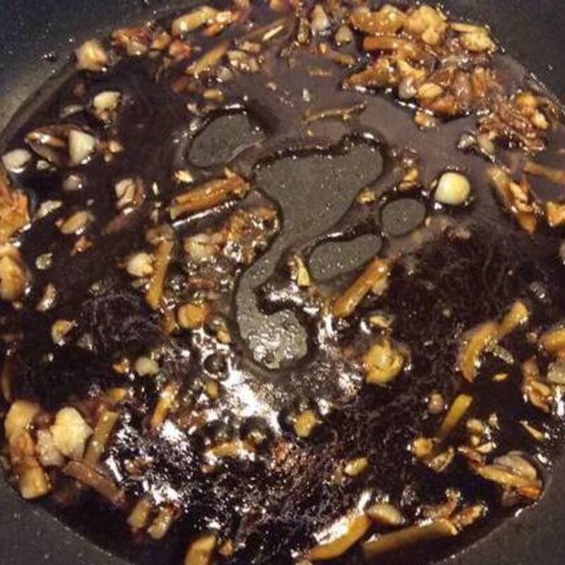 Bước 2 Trộn nước sốt Gân bò kho tộ