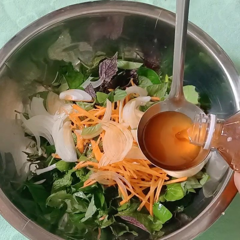 Bước 4 Trộn rau Gỏi bò rau thơm