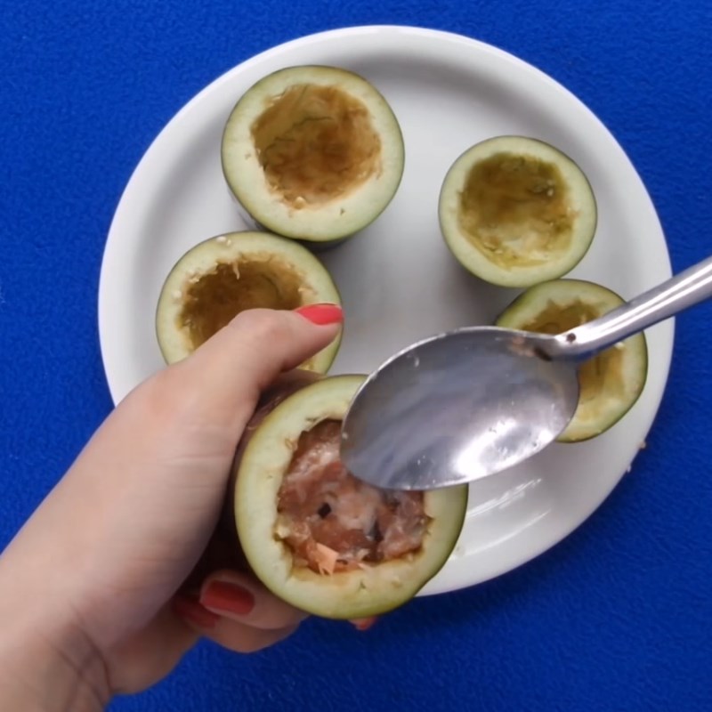 Bước 2 Trộn thịt băm và nhồi cà tím Cà tím nhồi thịt hấp mỡ hành