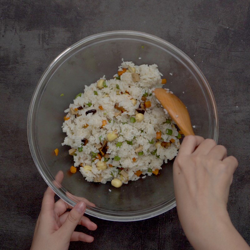 Bước 4 Trộn và hấp cơm Cơm chay lá sen