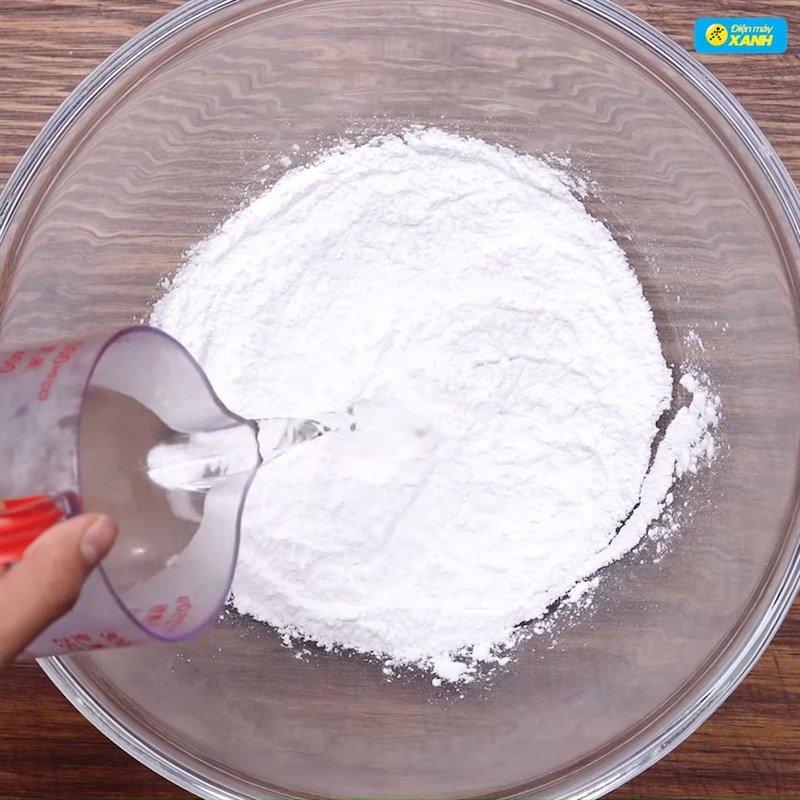Bước 3 Trộn và nhào bột Há cảo hấp nhân tôm thịt