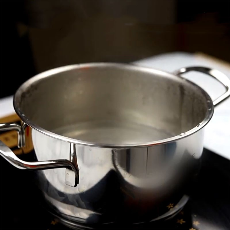 Bước 1 Trụng bún Bún gạo lứt trộn rau củ thịt bò