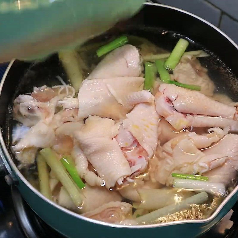 Bước 2 Trụng chân gà Chân gà rút xương xào măng chua