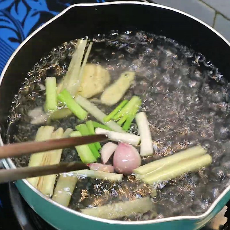 Bước 2 Trụng chân gà Chân gà rút xương xào măng chua