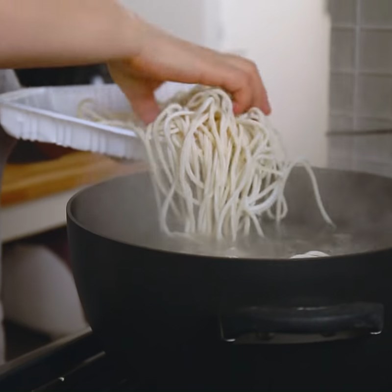 Bước 6 Trụng mì Mì hải sản cay champong