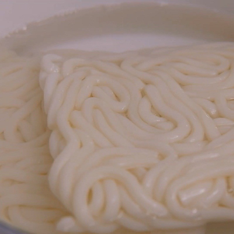 Bước 3 Trụng mì Udon Mì udon xào thịt heo