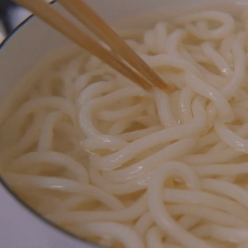 Bước 3 Trụng mì Udon Mì udon xào thịt heo