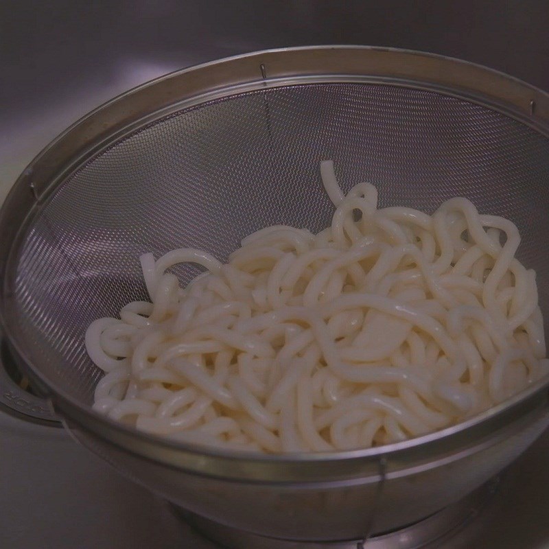 Bước 3 Trụng mì Udon Mì udon xào thịt heo