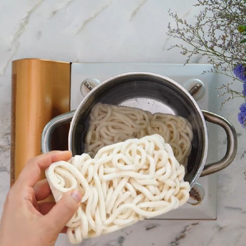 Bước 6 Trụng mì udon Mì udon xào hải sản