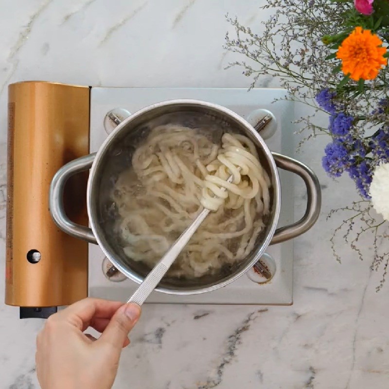 Bước 6 Trụng mì udon Mì udon xào hải sản