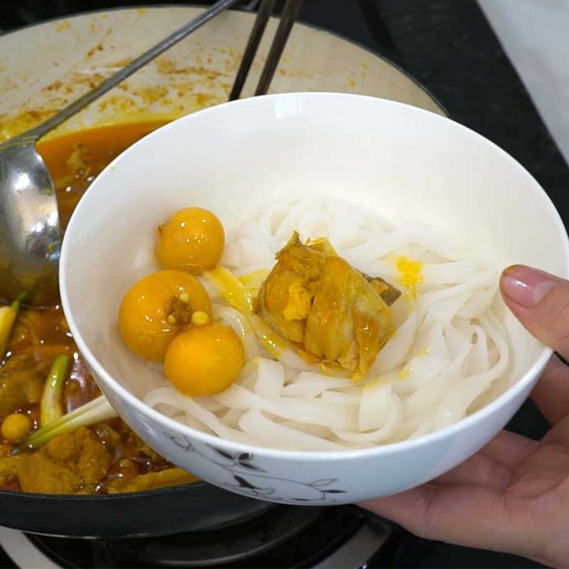 Bước 7 Trụng mì và trình bày Mì quảng gà Đà Nẵng