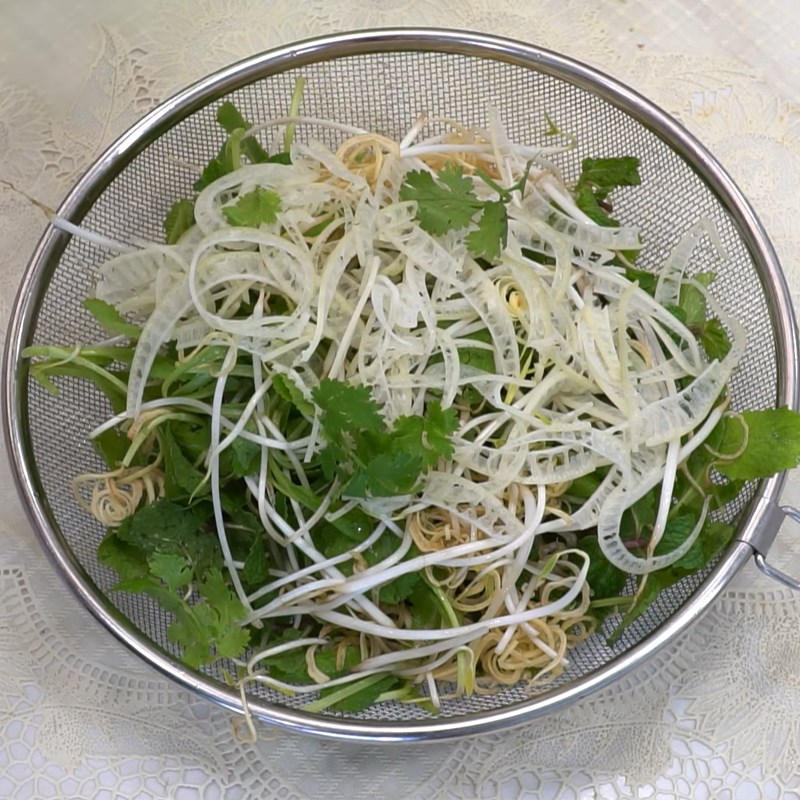 Bước 7 Trụng mì và trình bày Mì quảng gà Đà Nẵng