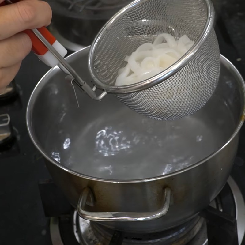 Bước 7 Trụng mì và trình bày Mì quảng gà Đà Nẵng