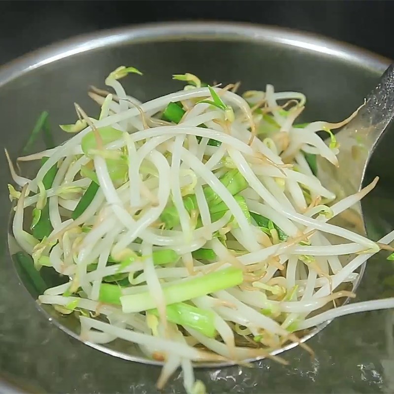 Bước 2 Trụng nguyên liệu khác Mì trộn gân bò cay
