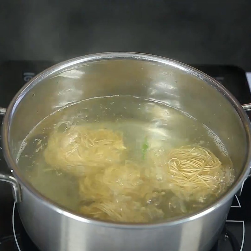 Bước 2 Trụng nguyên liệu khác Mì trộn gân bò cay