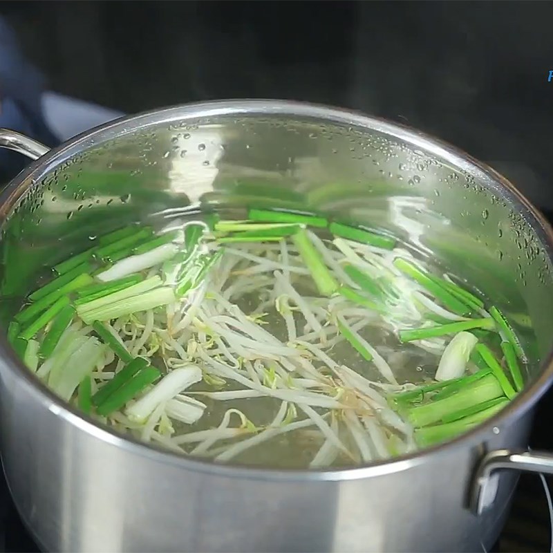 Bước 2 Trụng nguyên liệu khác Mì trộn gân bò cay
