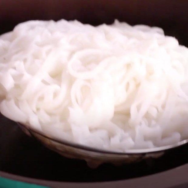 Bước 2 Trụng phở Phở trộn thịt băm