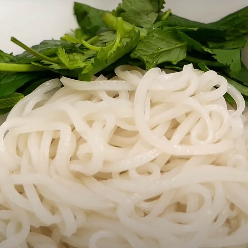 Bước 5 Trụng phở và hoàn thành Phở gà trộn da giòn
